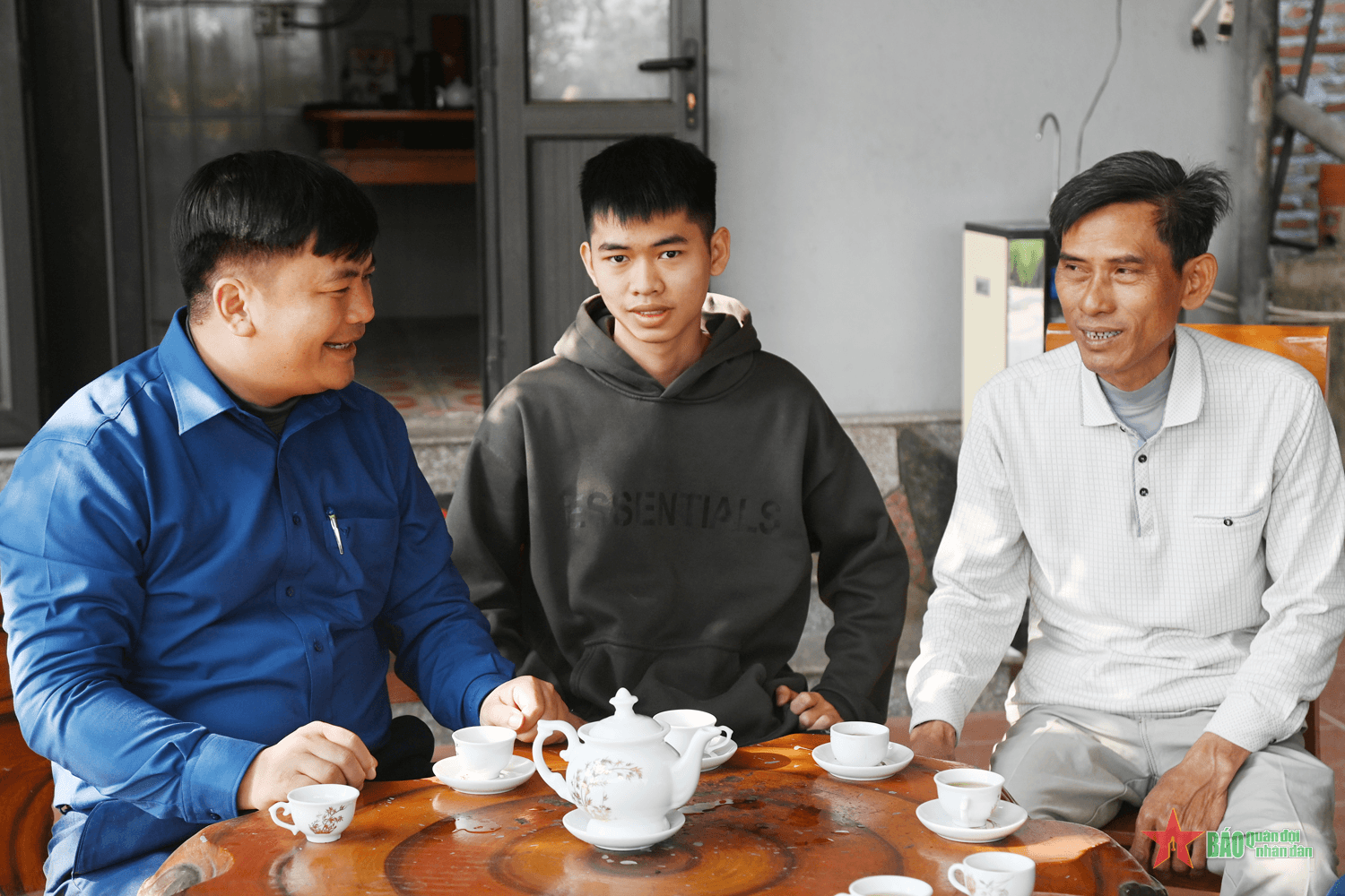 Hai anh em song sinh cùng tình nguyện nhập ngũ