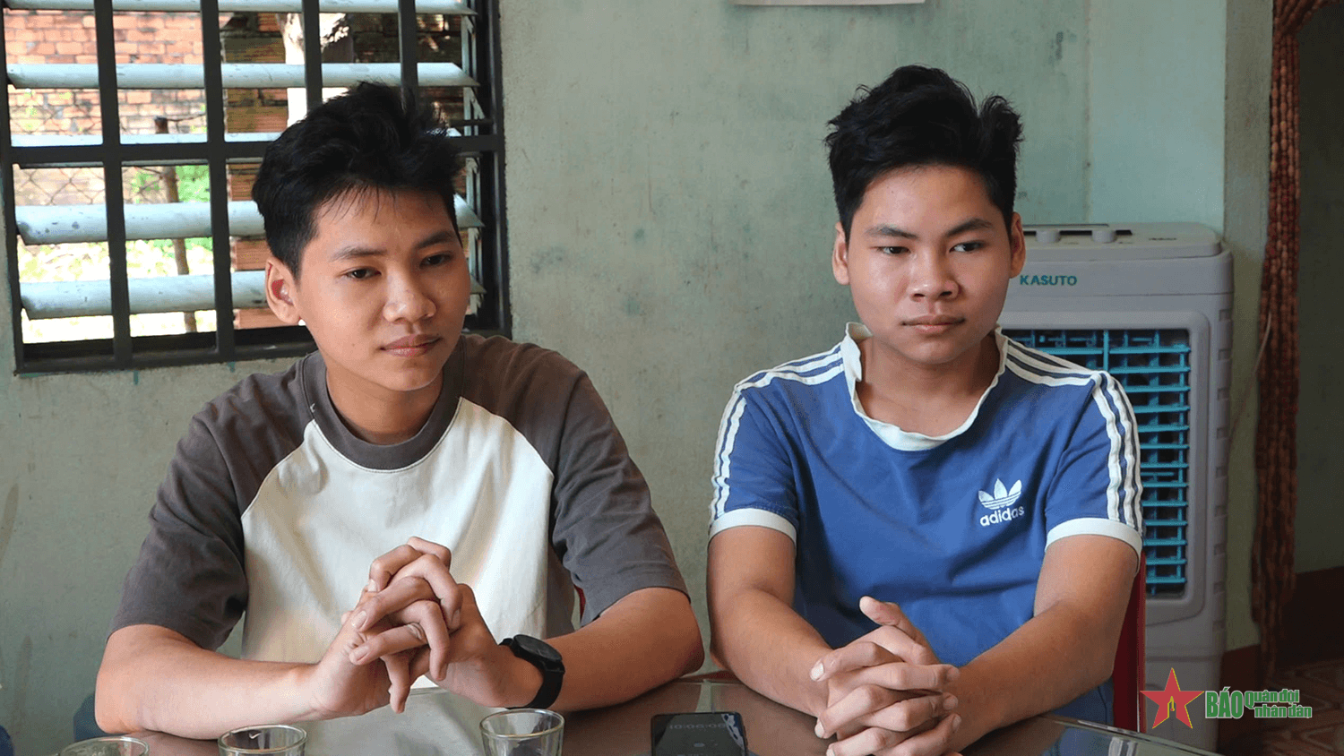 Anh em song sinh háo hức lên đường nhập ngũ