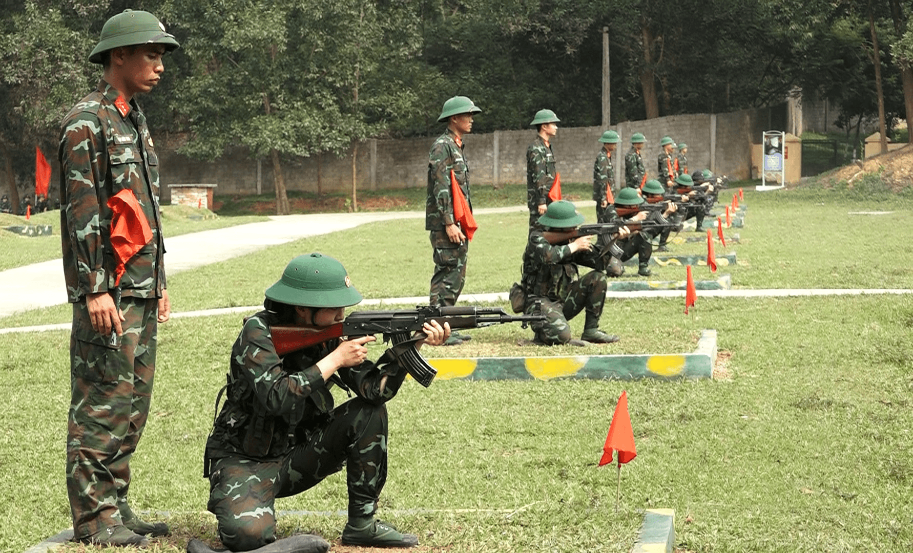 Khi các quân nhân chuyên nghiệp tích cực luyện rèn