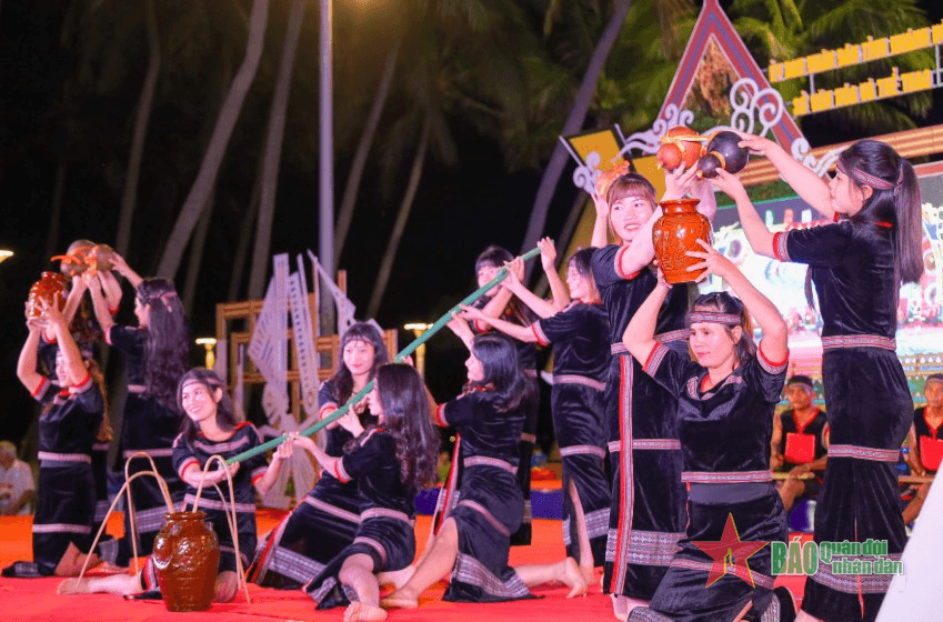 Ống kính bạn đọc: Âm vang cồng chiêng trên phố biển