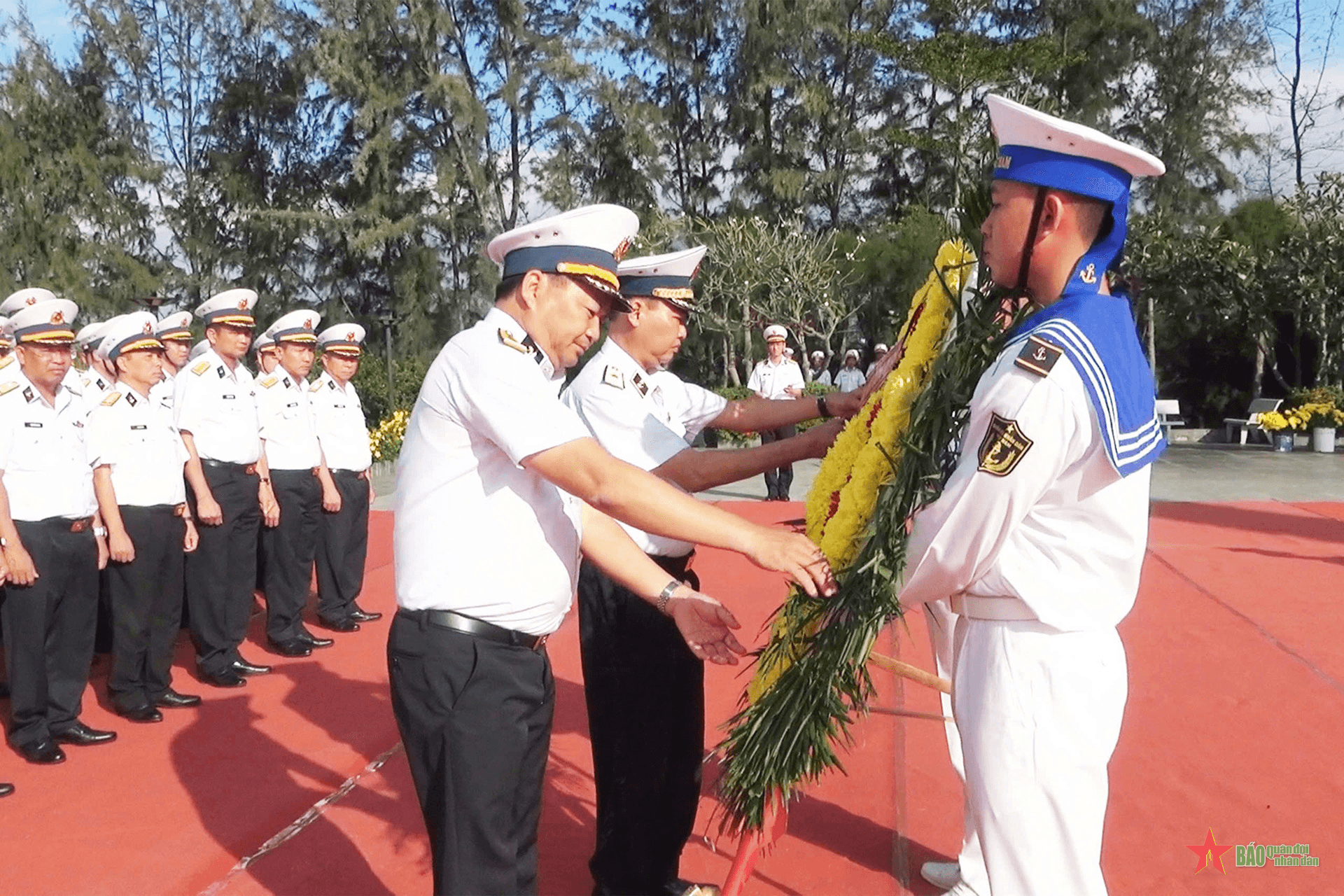 Bộ tư lệnh Vùng 4 Hải quân dâng hương tưởng niệm các anh hùng liệt sĩ