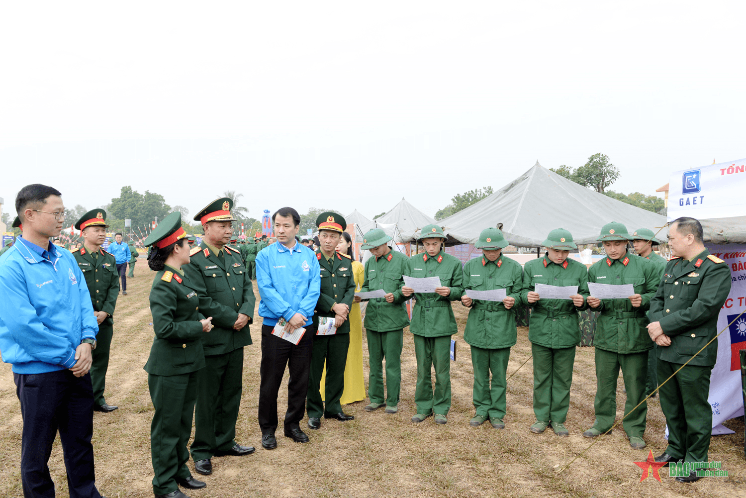 Thiết thực ngày hội tư vấn hướng nghiệp tại Trung đoàn 18, Sư đoàn 325, Quân đoàn 12
