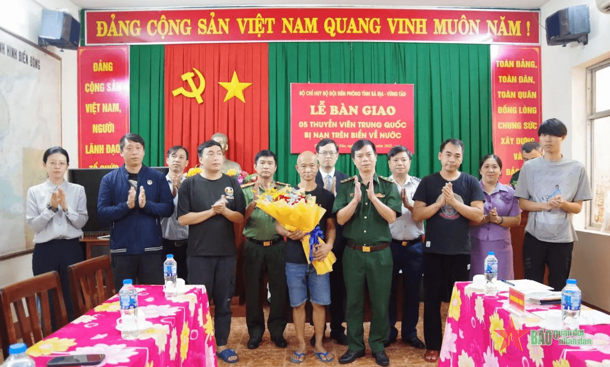 Bàn giao 5 thuyền viên người Trung Quốc bị nạn trên biển về nước