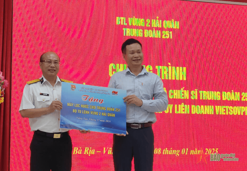 Vietsovpetro thăm và tặng quà cán bộ, chiến sĩ Trung đoàn 251 Vùng  2 Hải quân