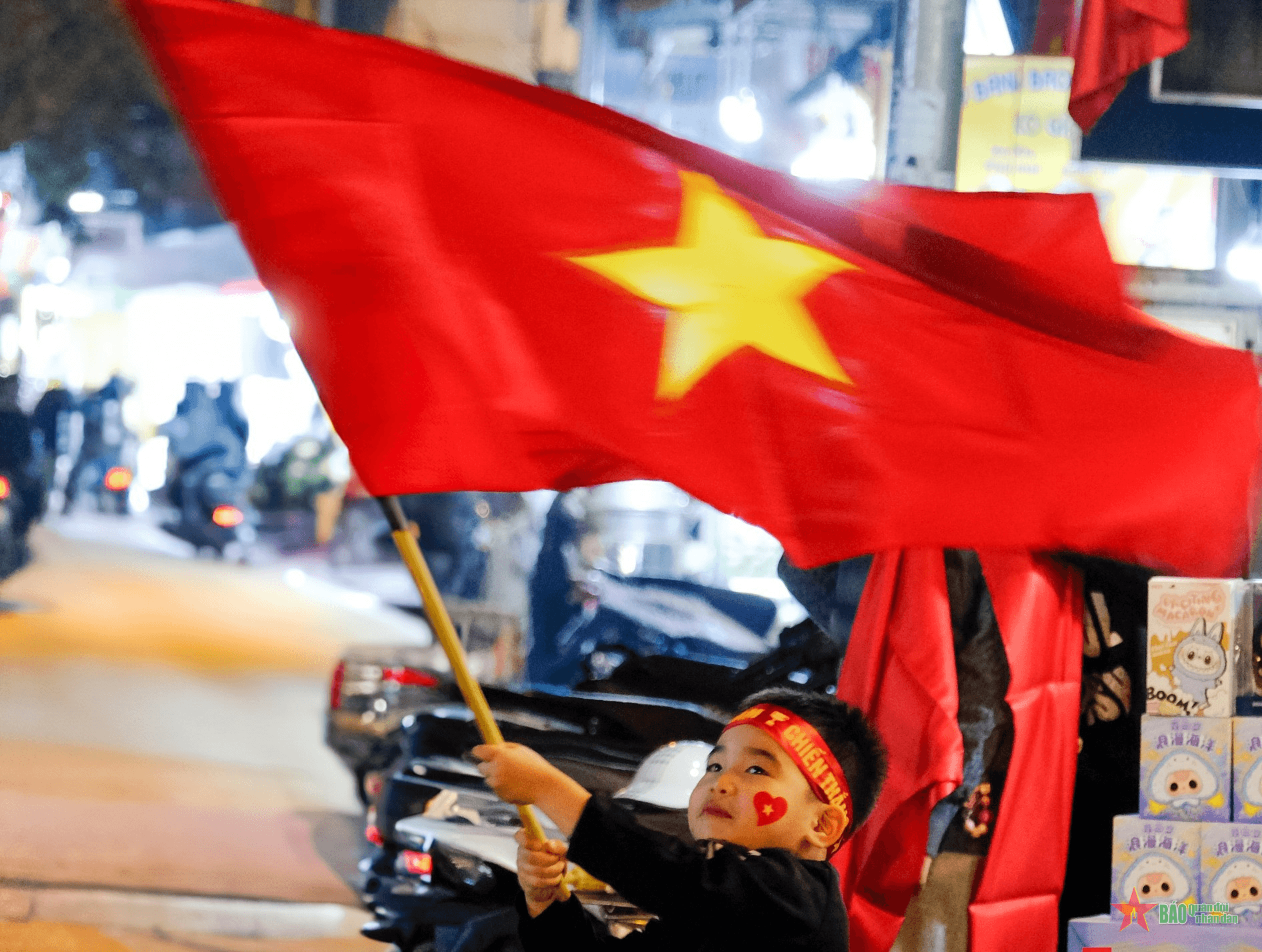 Em là mùa Xuân đất nước