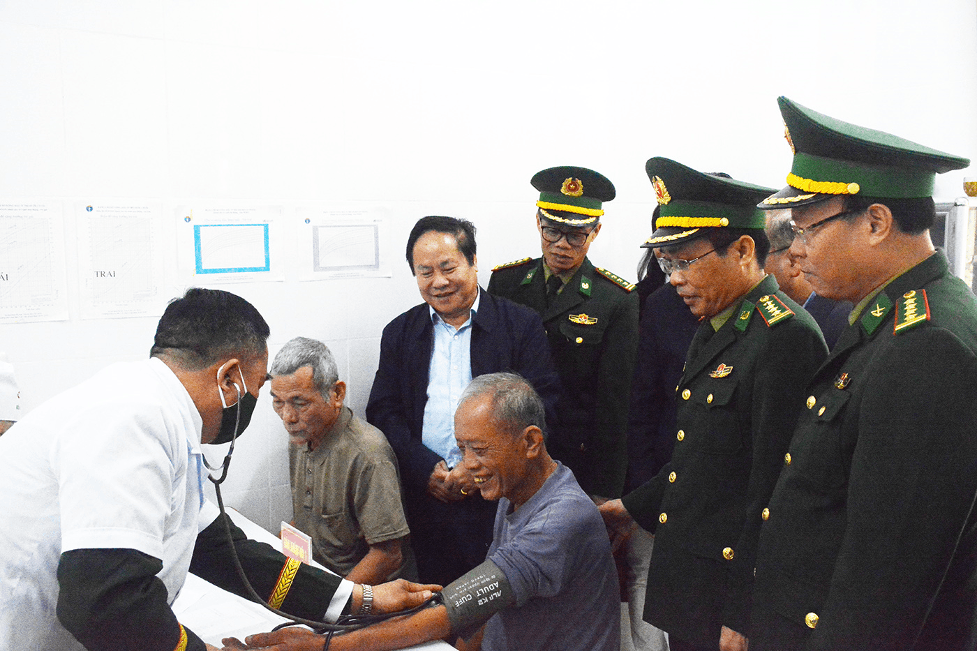 Bộ đội Biên phòng khám, cấp thuốc miễn phí cho đồng bào xã Pa Tần, huyện Sìn Hồ, tỉnh Lai Châu