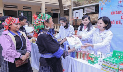 Dược phẩm Tâm Bình khám bệnh và tặng quà cho 600 người dân vùng cao