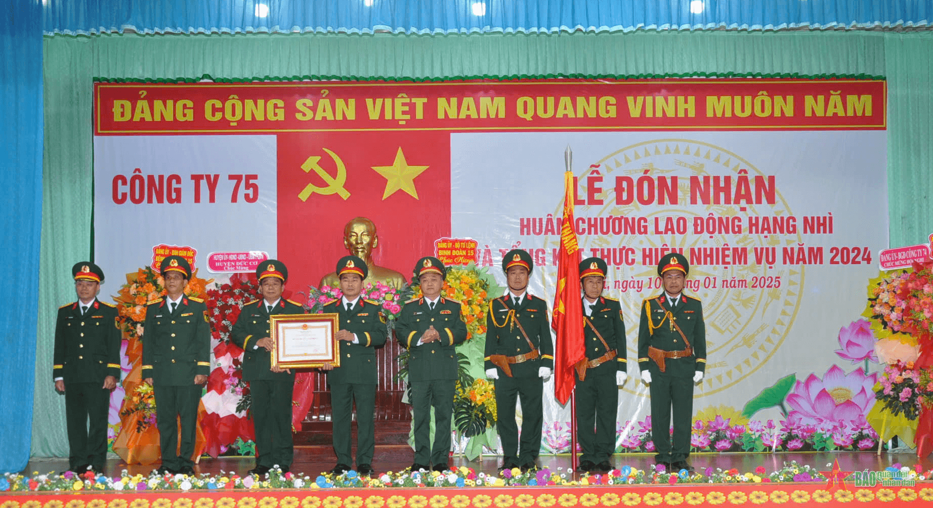 Công ty 75 (Binh đoàn 15) đón nhận Huân chương Lao động hạng nhì