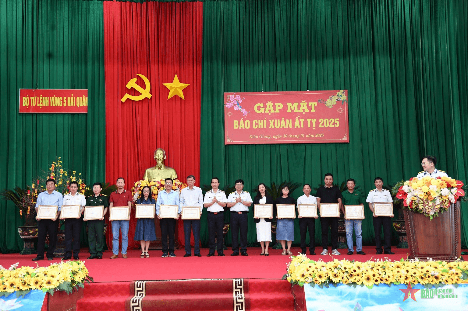 Bộ tư lệnh Vùng 5 Hải quân: Báo chí góp phần đưa biển đảo gần hơn với đất liền