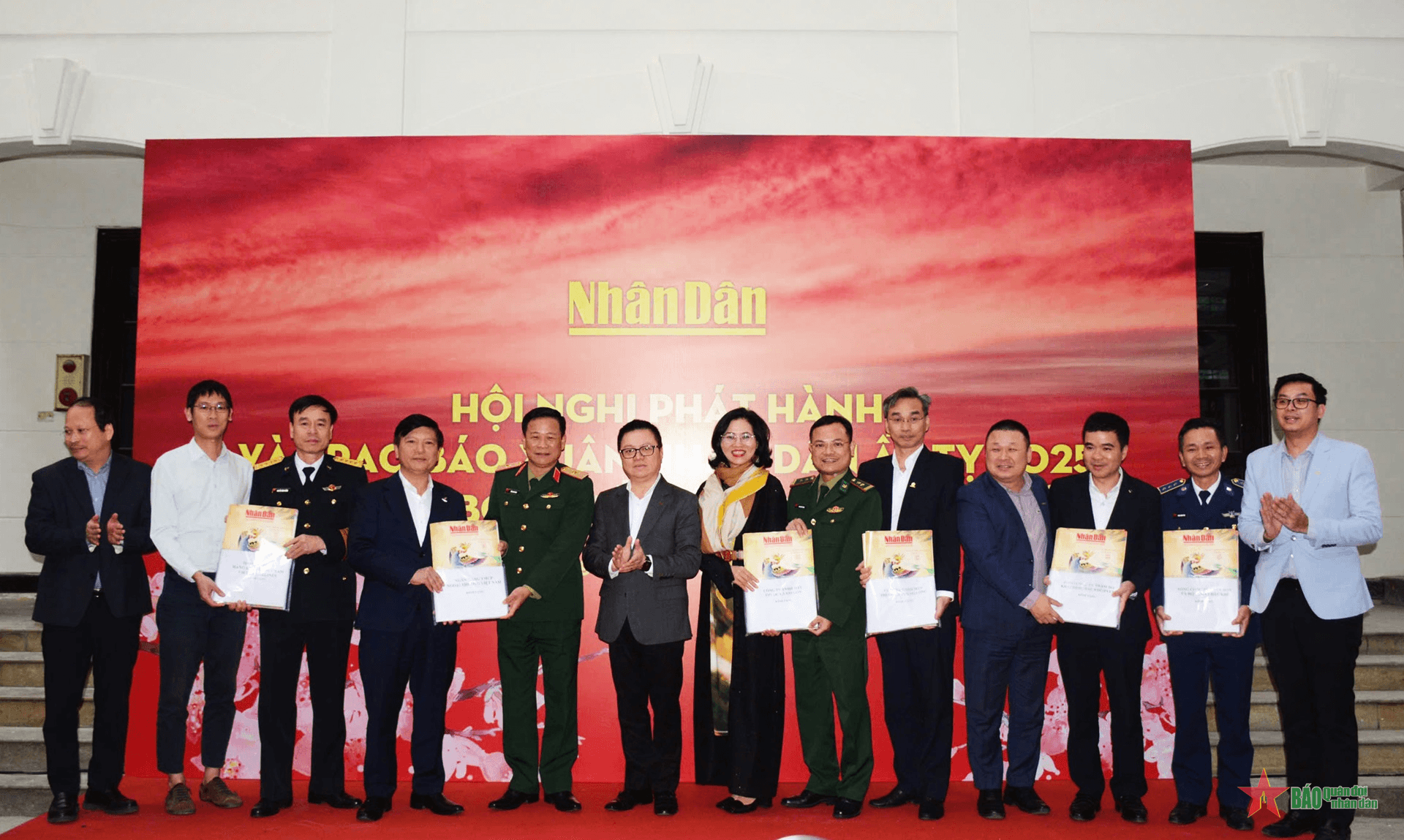 40.000 tờ báo Nhân Dân Xuân Ất Tỵ tặng cán bộ, chiến sĩ biên giới, hải đảo