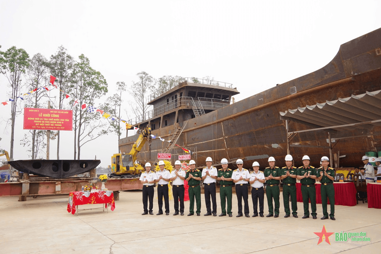 Đóng mới tàu chở nước 250 tấn cho Quân khu 9