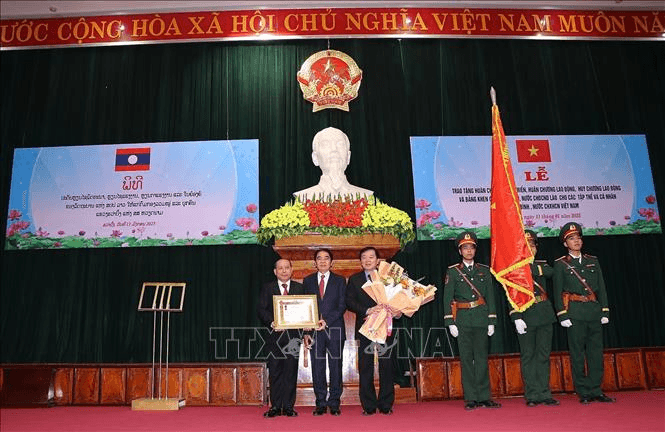 Chính phủ Lào trao huân, huy chương và bằng khen tặng tập thể, cá nhân tại tỉnh Hòa Bình