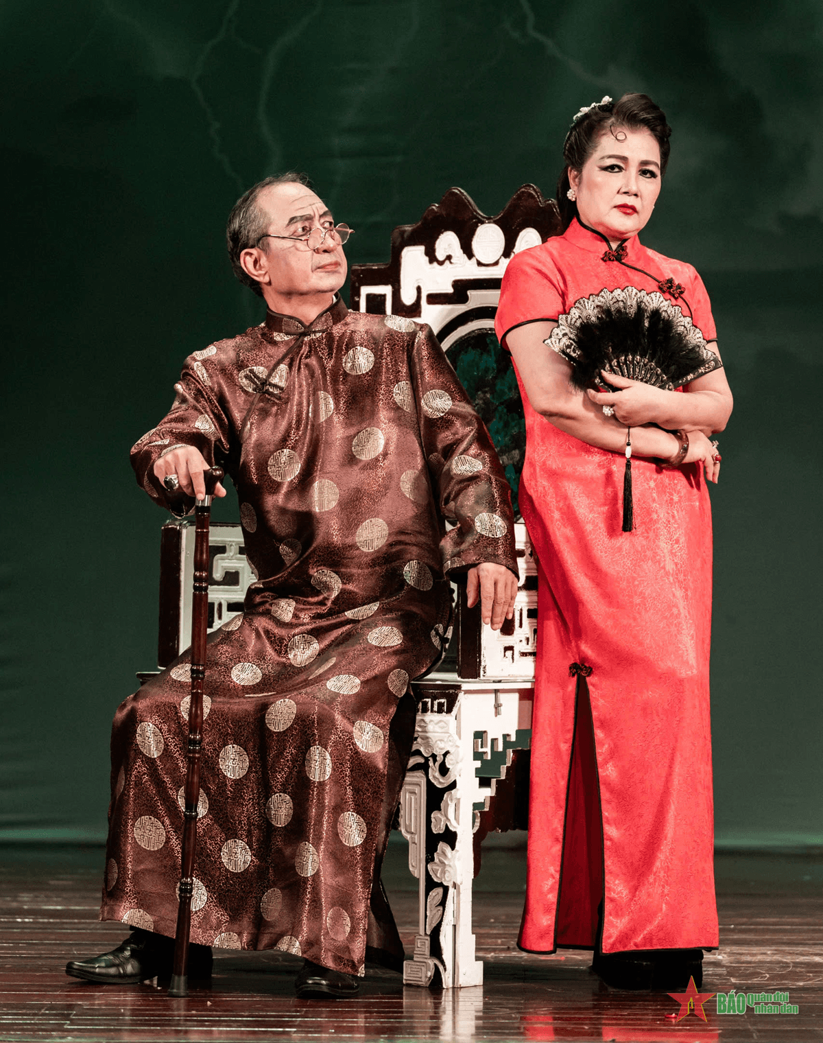 "Để sân khấu luôn sáng đèn, đừng ngồi chờ khán giả"