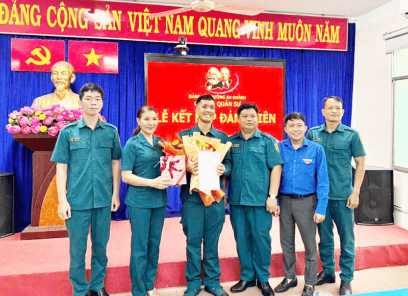 Cử nhân, đảng viên trẻ tình nguyện nhập ngũ