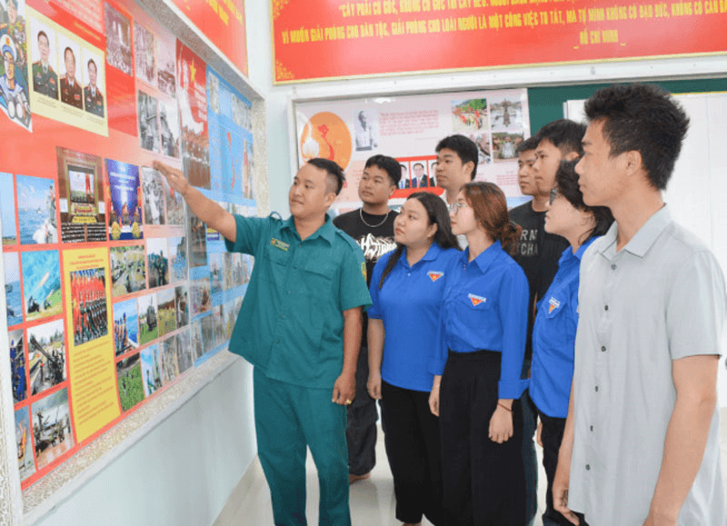 "Truyền lửa" cho thanh niên nhập ngũ