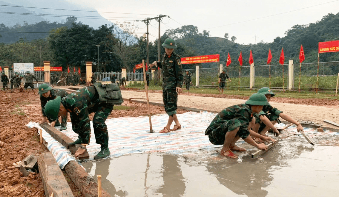 Ống kính bạn đọc: Những ngày bộ đội về xã Dân Hóa