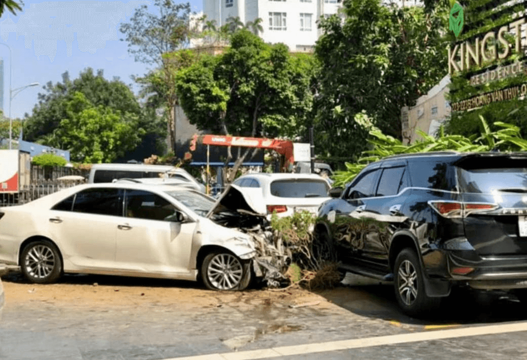 TP Hồ Chí Minh: Ô tô đâm liên hoàn nhiều xe rồi lao vào chung cư