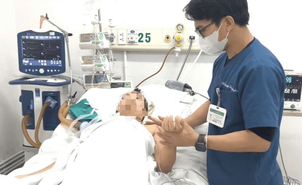 Một bệnh nhân bị liệt nửa người sau mũi tiêm chữa đau vai gáy