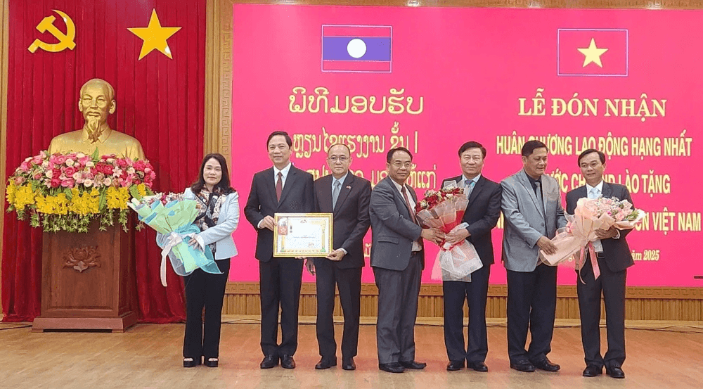 Tỉnh Quảng Trị đón nhận Huân chương Lao động hạng nhất của Chủ tịch nước CHDCND Lào