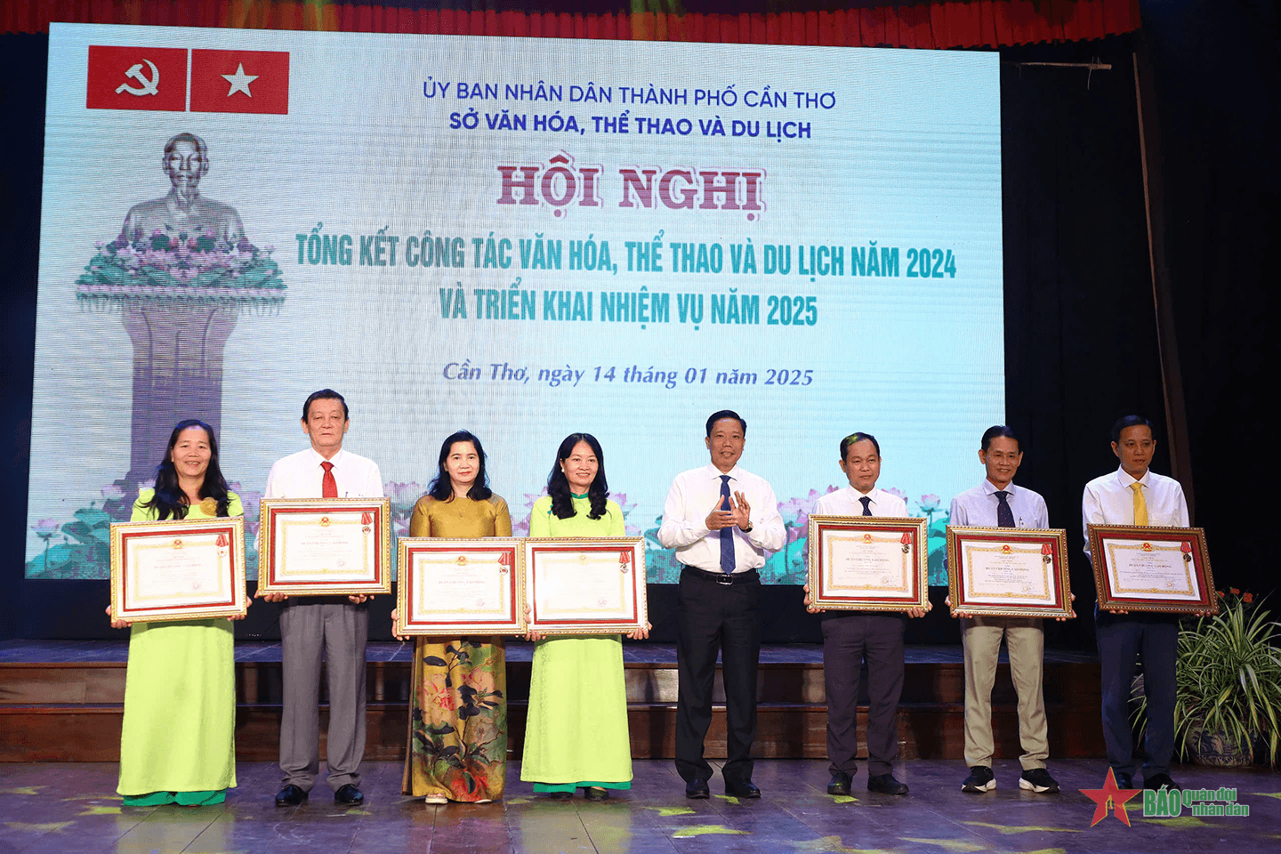 Cần Thơ nhiều cá nhân đón nhận Huân chương Lao động và Bằng khen của Thủ tướng Chính phủ