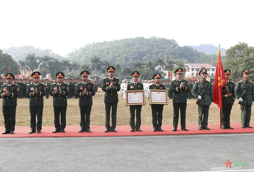 Lữ đoàn Công binh 575 (Quân khu 1) đón nhận Huân chương Bảo vệ Tổ quốc