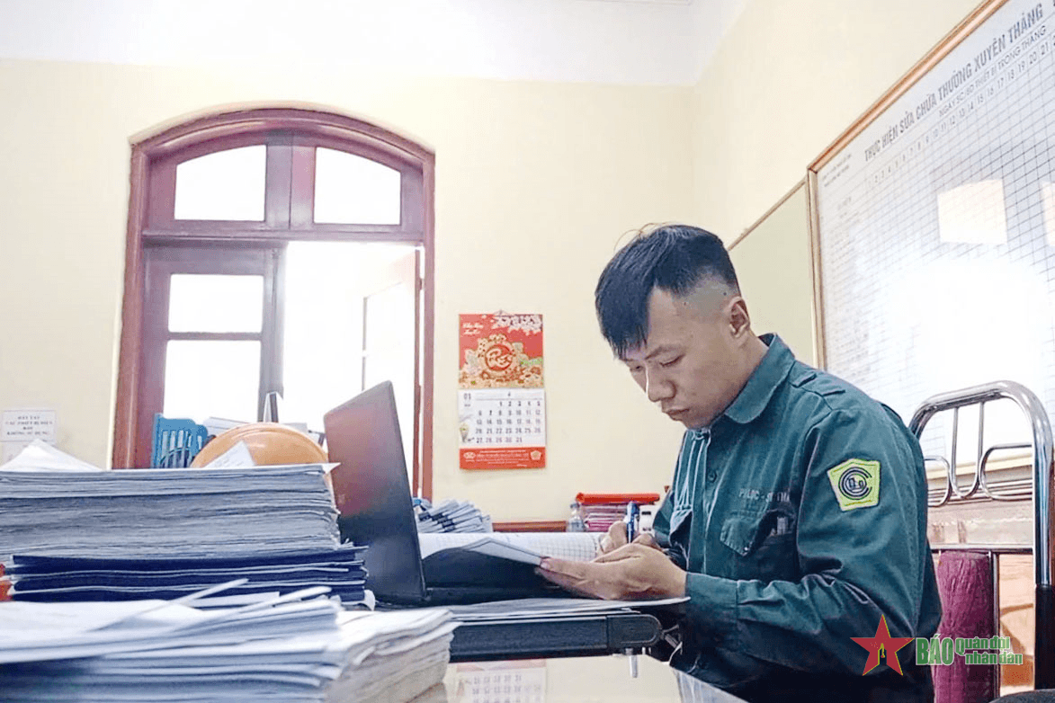 Thạc sĩ đất Mỏ xung phong nhập ngũ