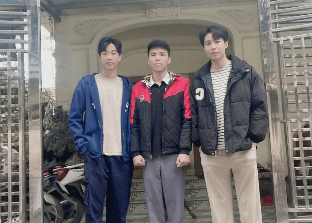 Ba anh em viết đơn tình nguyện nhập ngũ