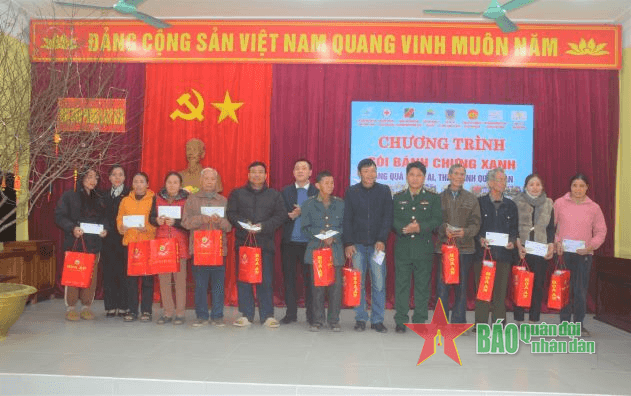 Hà Tĩnh: Ấm áp chương trình "Gói bánh chưng xanh - Tặng quà nhân ái, thắm tình quân dân”