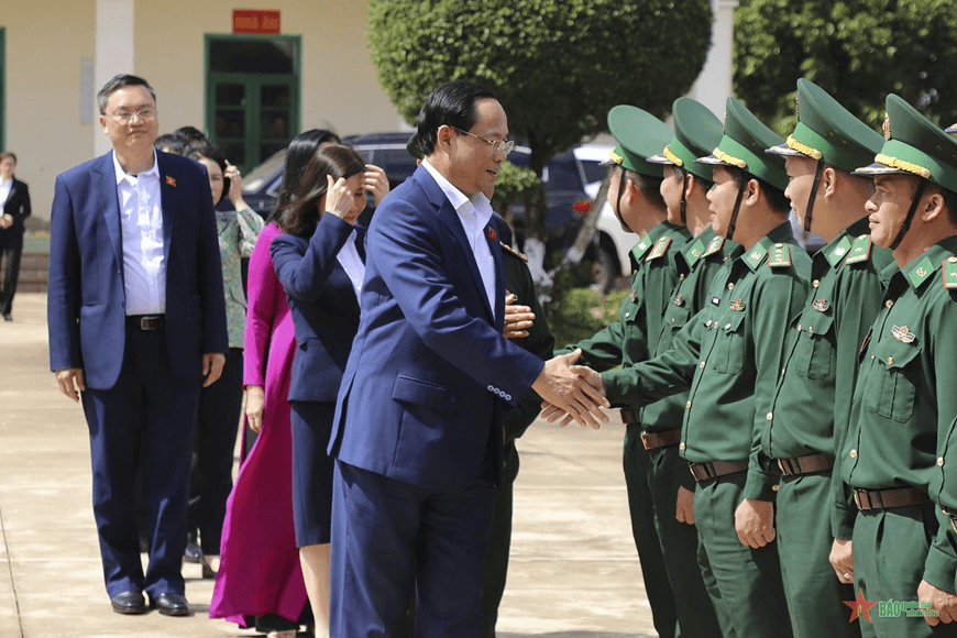 Phó chủ tịch Quốc hội Trần Quang Phương thăm, chúc Tết Đồn Biên phòng Tuy Đức