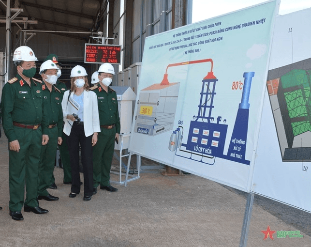 Thượng tướng Hoàng Xuân Chiến kiểm tra tiến độ xử lý dioxin tại sân bay Biên Hòa