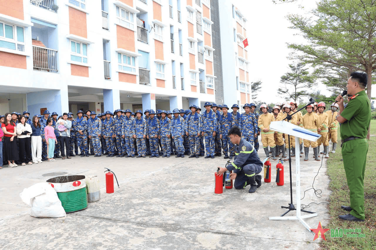 Lữ đoàn 101 (Vùng 4 Hải quân): Luyện tập ứng phó cháy nổ tại chung cư
