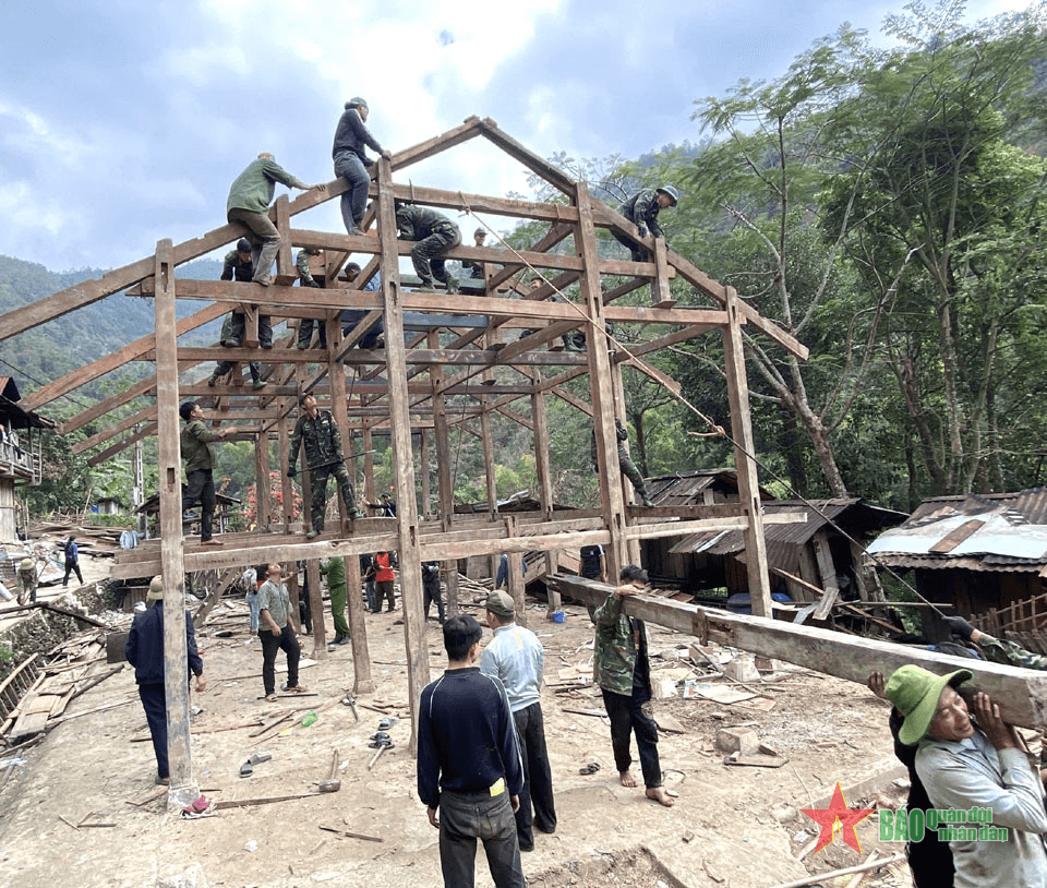 Bộ CHQS tỉnh Lai Châu hỗ trợ người dân di dời gần 100 căn nhà