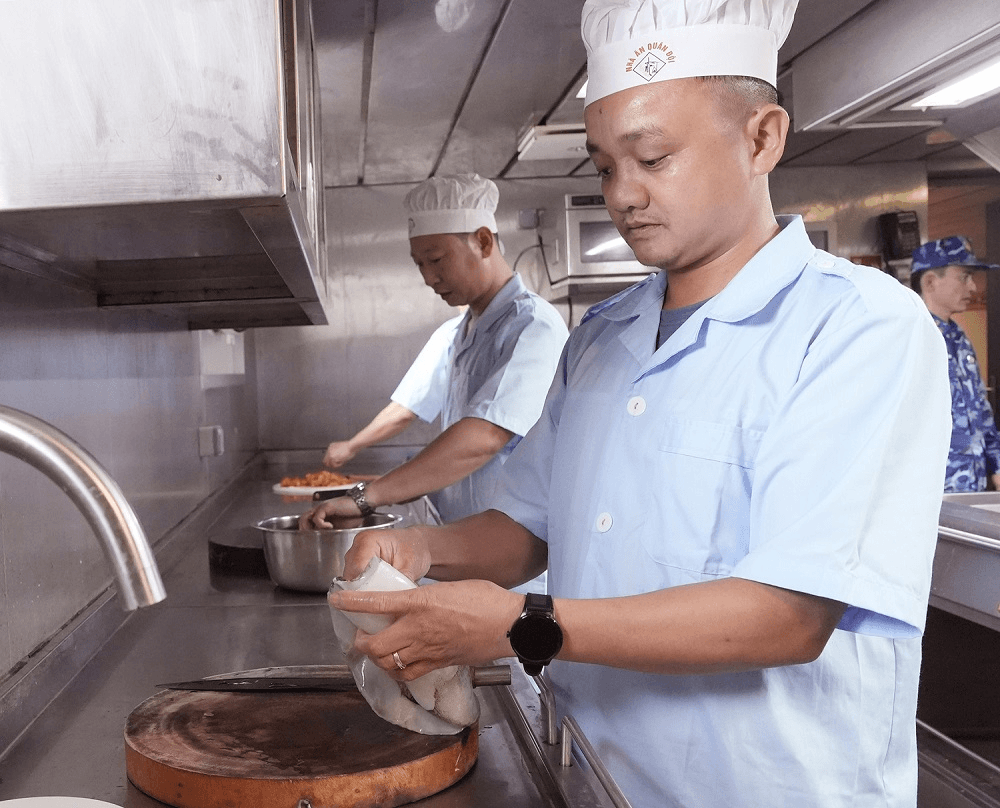 Những “anh nuôi” trên chuyến tàu vượt Ấn Độ Dương