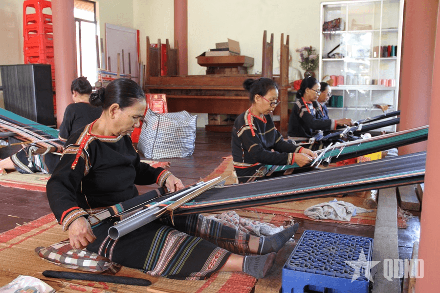 Giữ gìn nghề dệt thổ cẩm của người M'nông