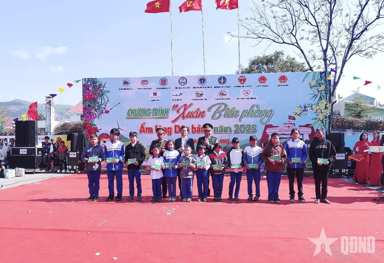 "Xuân biên phòng ấm lòng dân bản" khu vực biên giới Việt Nam - Lào
