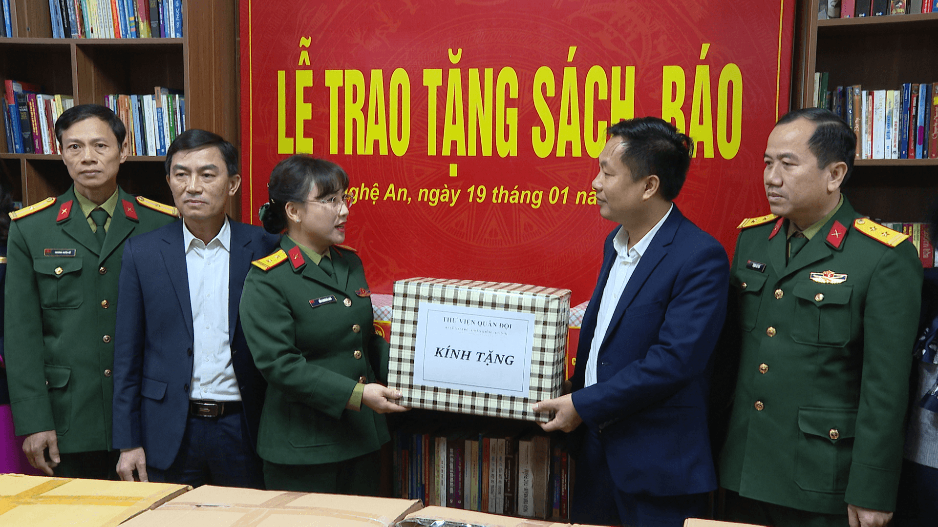 Thư viện Quân đội trao sách, báo tặng Khu di tích quốc gia đặc biệt Kim Liên