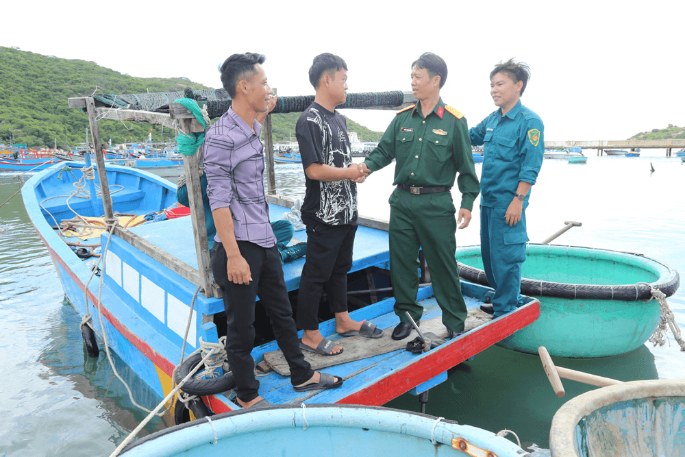 Những lá đơn tình nguyện nhập ngũ viết trên tàu cá