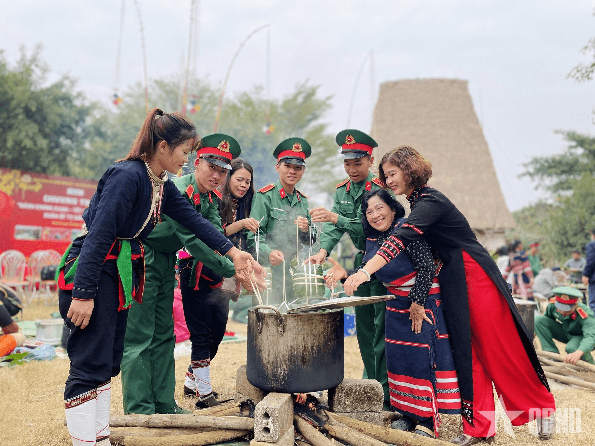 Gần 700 suất quà được trao tại chương trình “Bánh chưng xanh - Tết vì người nghèo” 2025