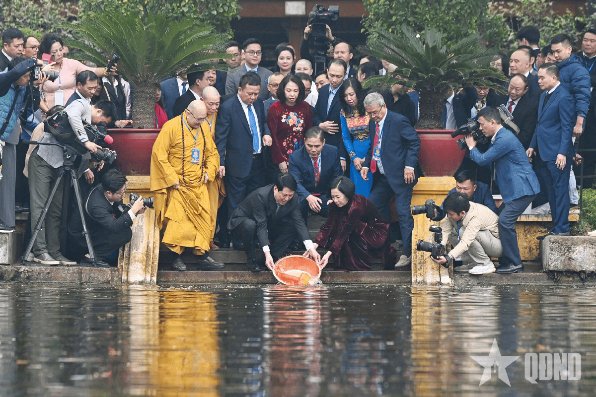 Chủ tịch nước Lương Cường cùng đại biểu kiều bào thả cá chép tiễn ông Công, ông Táo