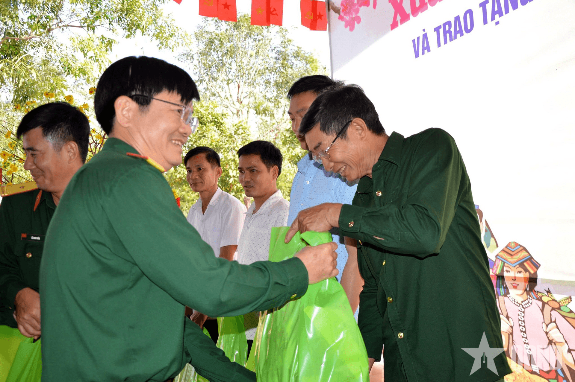 Binh đoàn 15: Chi nhánh 716 tổ chức chương trình “Xuân biên giới thắm tình quân dân”