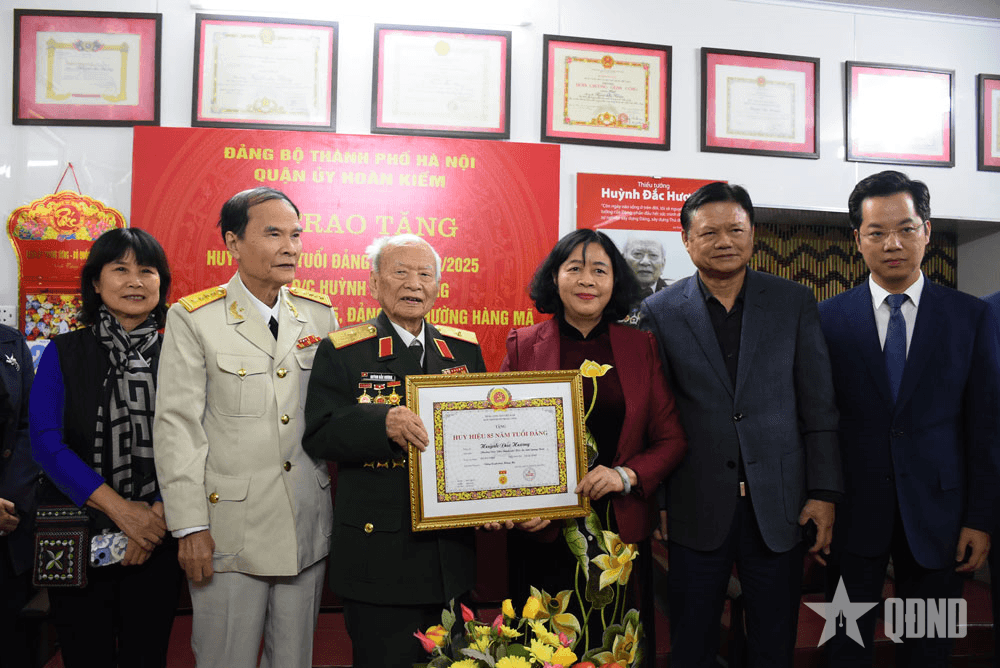 Trao Huy hiệu 85 năm tuổi Đảng tặng Thiếu tướng Huỳnh Đắc Hương