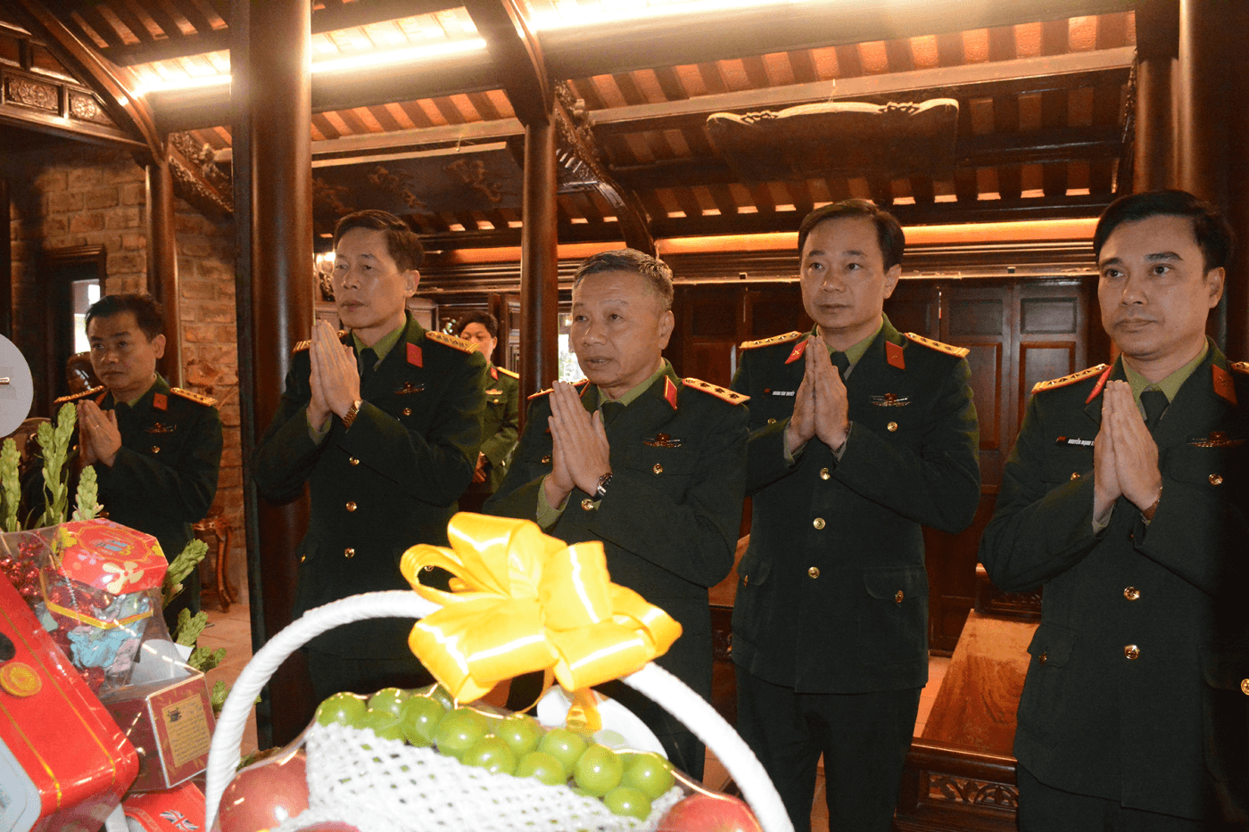 Thượng tướng Lê Quang Minh dâng hương, tưởng niệm Đại tướng Nguyễn Chí Thanh và Đại tướng Nguyễn Quyết