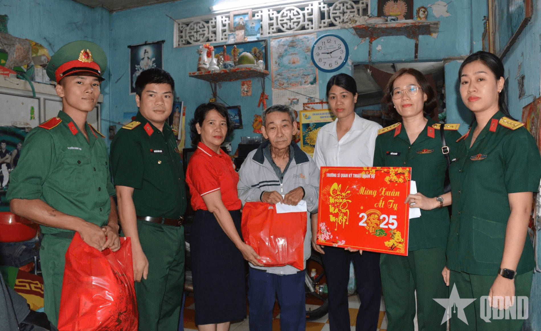 Bộ đội Kỹ thuật chăm lo gia đình chính sách, hộ nghèo dịp Tết Ất Tỵ