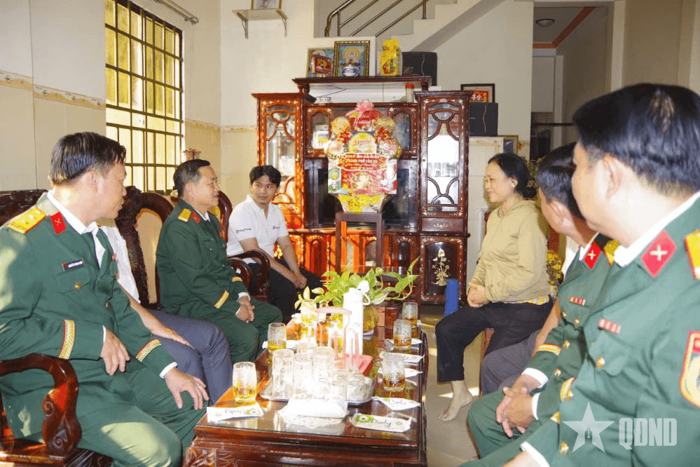 Bộ CHQS tỉnh Long An thăm hỏi, động viên và tặng quà thanh niên chuẩn bị nhập ngũ năm 2025