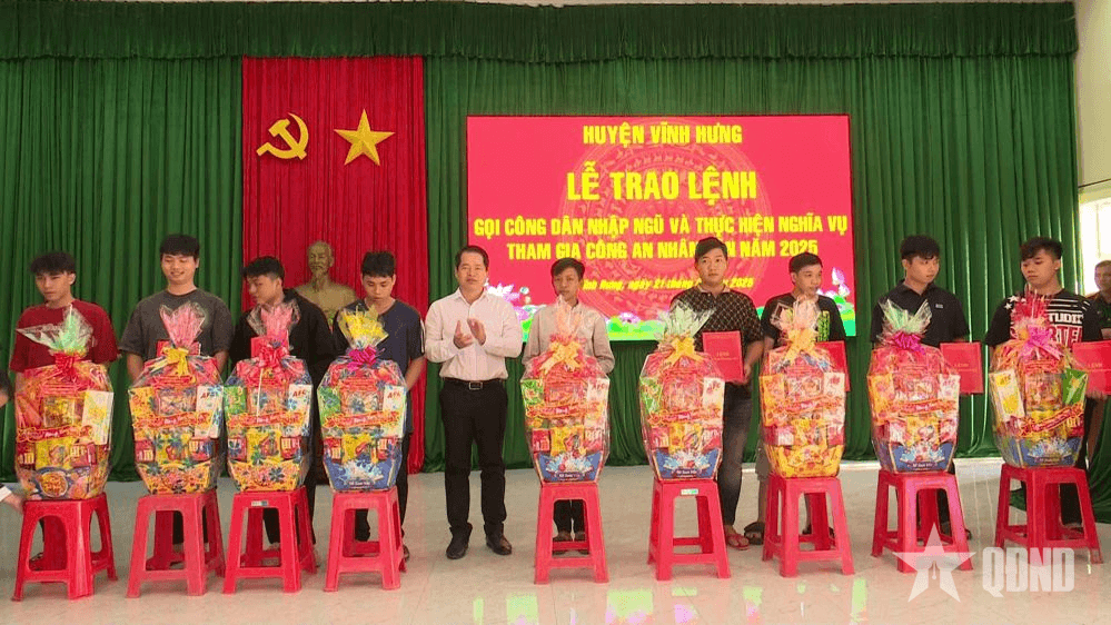 Huyện Vĩnh Hưng trao lệnh gọi công dân nhập ngũ năm 2025