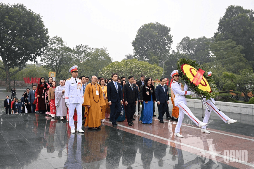 Kiều bào chung sức, hiến kế