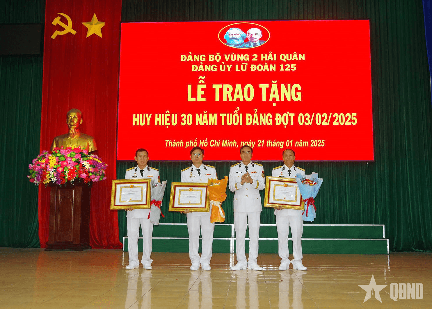 Các đơn vị Vùng 2 Hải quân tổ chức trao tặng huy hiệu 30 năm tuổi Đảng