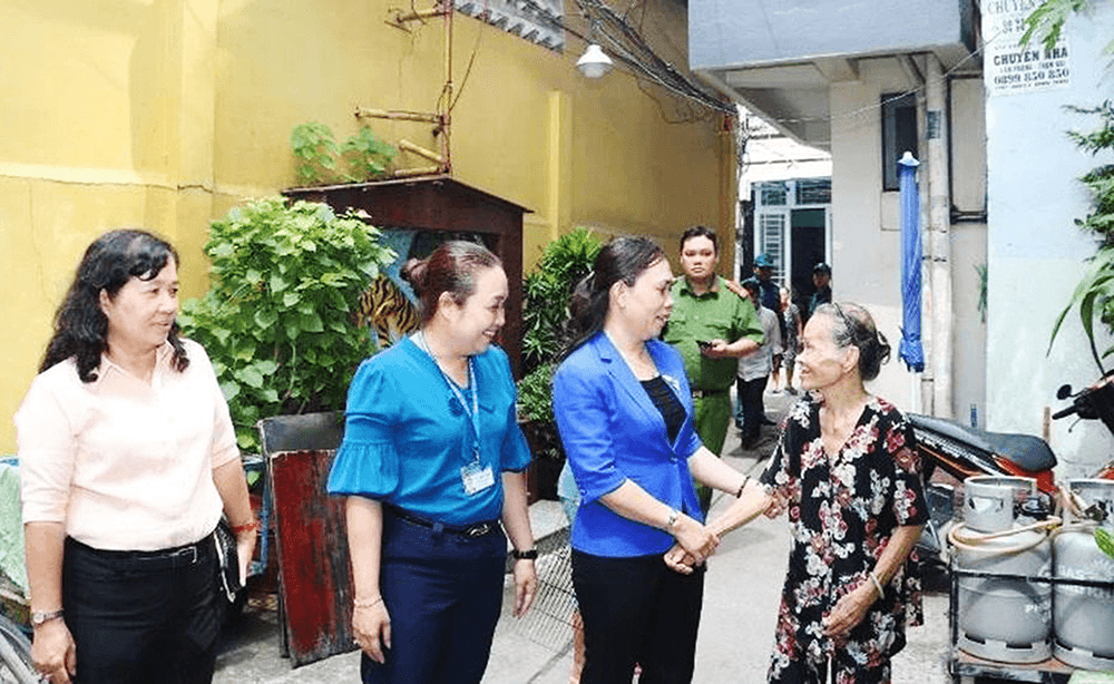 Gắn bó nghĩa tình với nhân dân