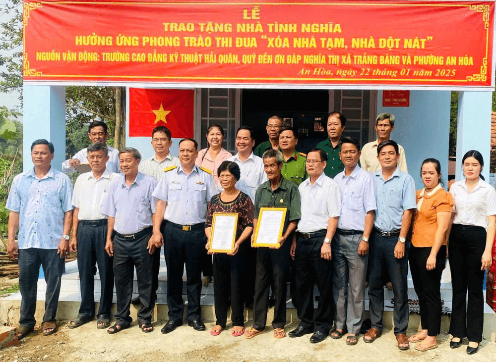 Trường Cao đẳng Kỹ thuật Hải quân trao nhà tình nghĩa