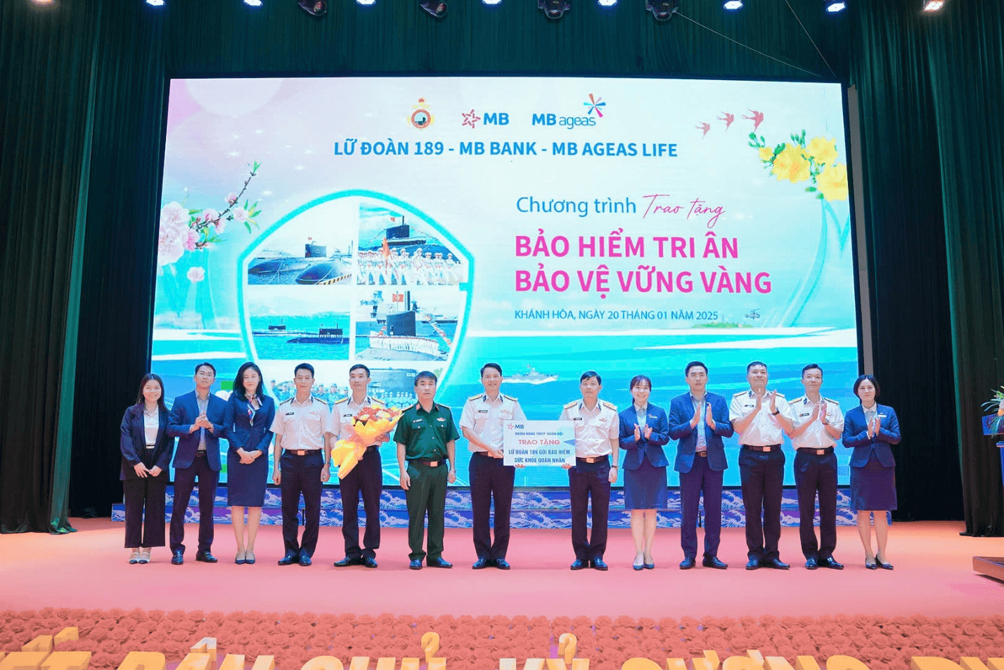 Tặng 1.200 gói bảo hiểm ung thư cho cán bộ chiến sĩ Hải quân